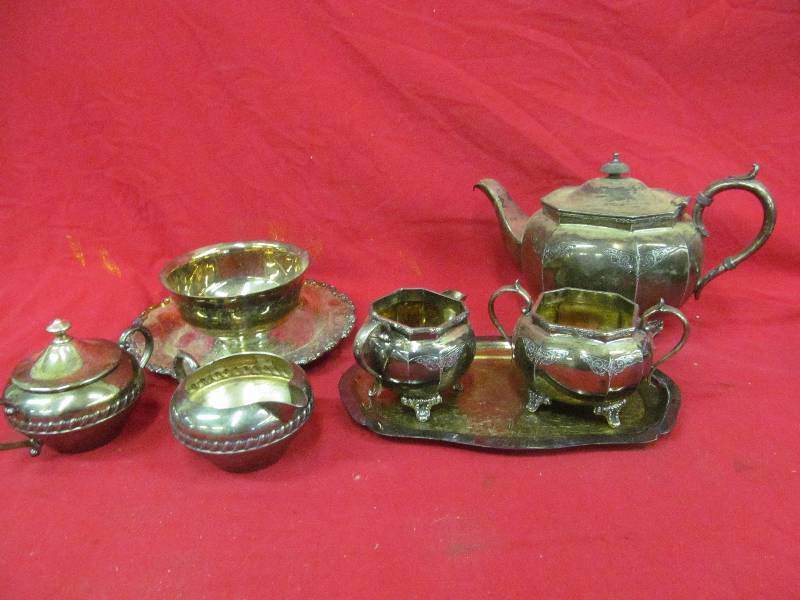 lot 135 image: serving set