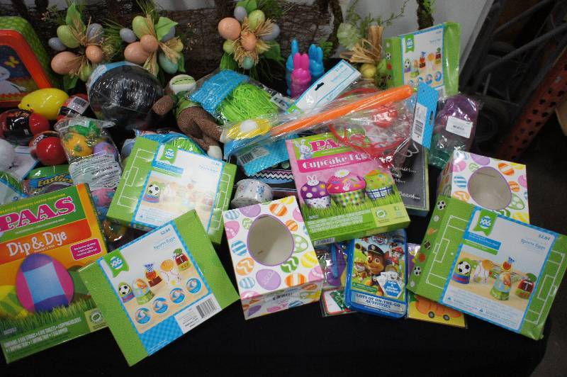 lot 107 image: Large Lot of Assorted Easter Decor