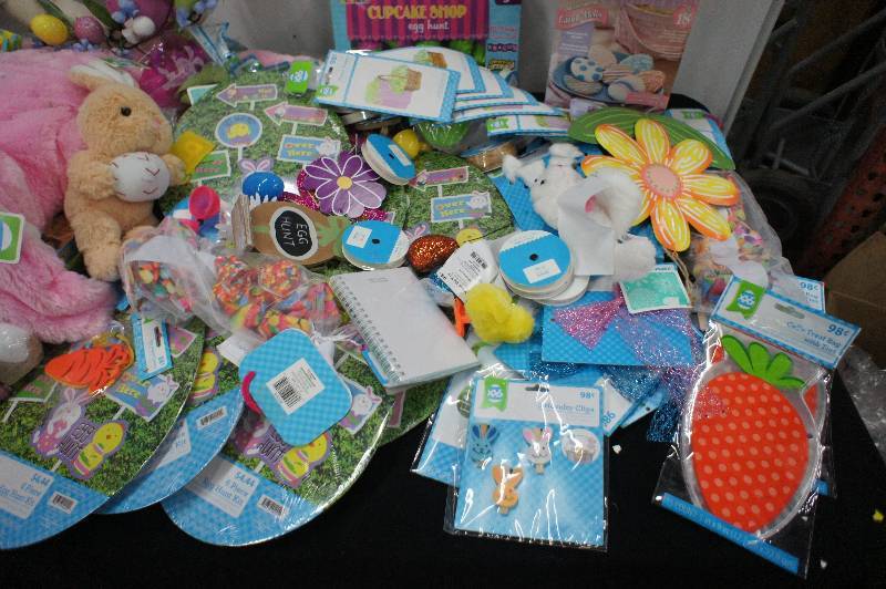 lot 108 image: Large Lot of Assorted Easter Decor