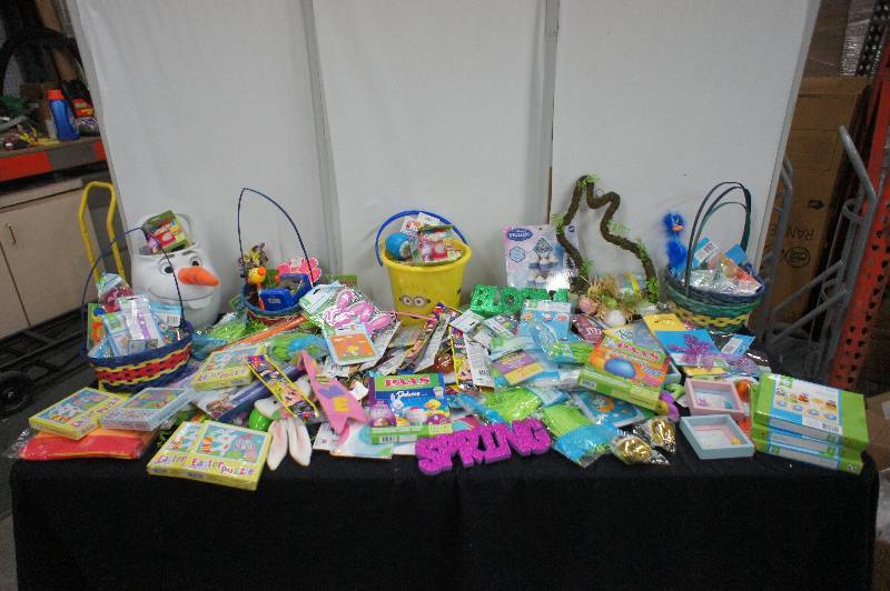 lot 109 image: Large Lot of Assorted Easter Decor