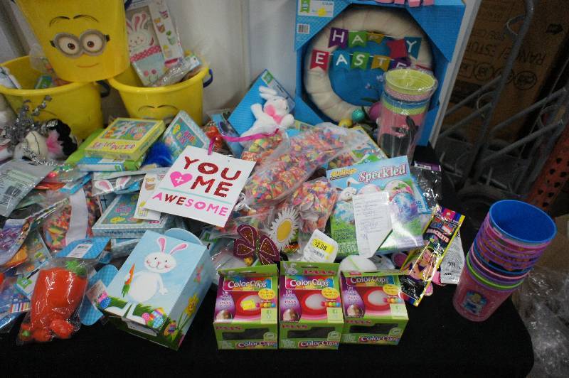 lot 110 image: Large Lot of Assorted Easter Decor