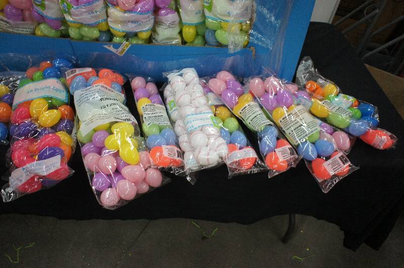 lot 114 image: Large Lot of Assorted Easter Eggs and Egg Decorating Kits