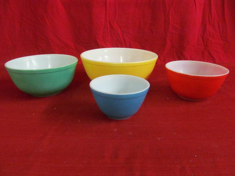 Vintage Pyrex mixing bowls