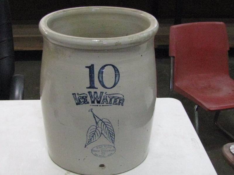 lot 1 image: Red Wing Stoneware 10gl Birch Leaf Ice Water Cooler
