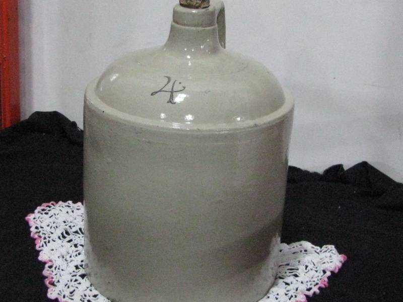 lot 4 image: Red Wing Stoneware 4gl Crock Shoulder Jug