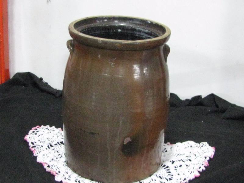 lot 6 image: 4GL Slip Glaze Crock Butter Churn