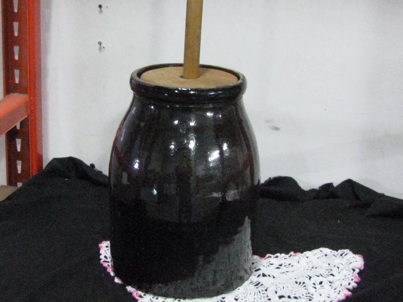 lot 7 image: 4GL Slip Glaze Crock Butter Churn with dasher