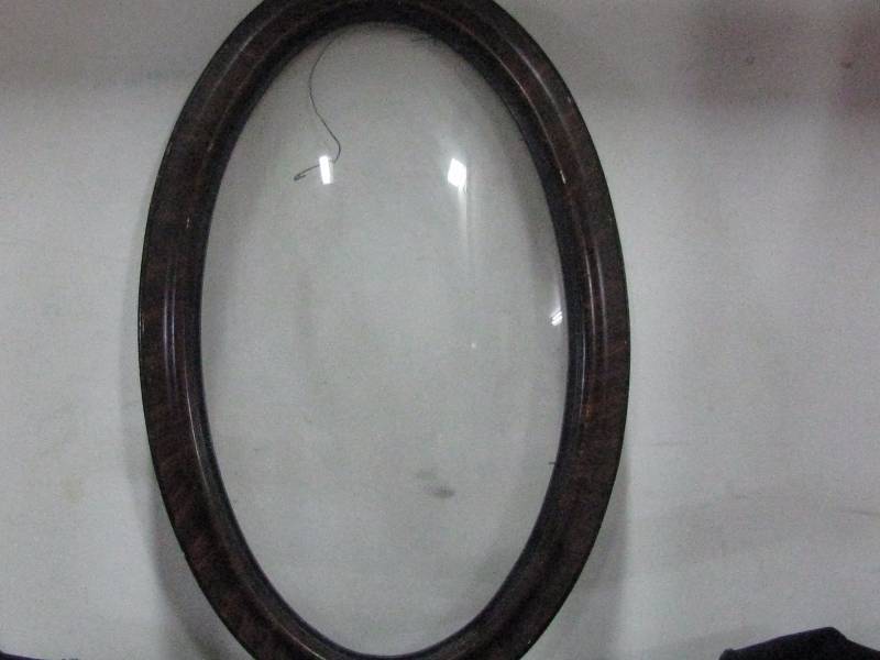 lot 36 image: Oval Curve Glass Frame