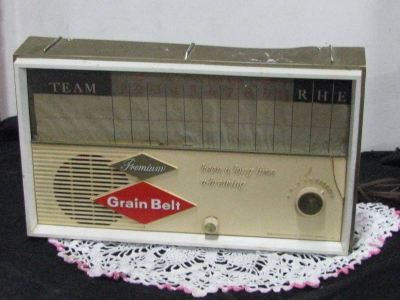 lot 65 image: Grain Belt Scoreboard Radio