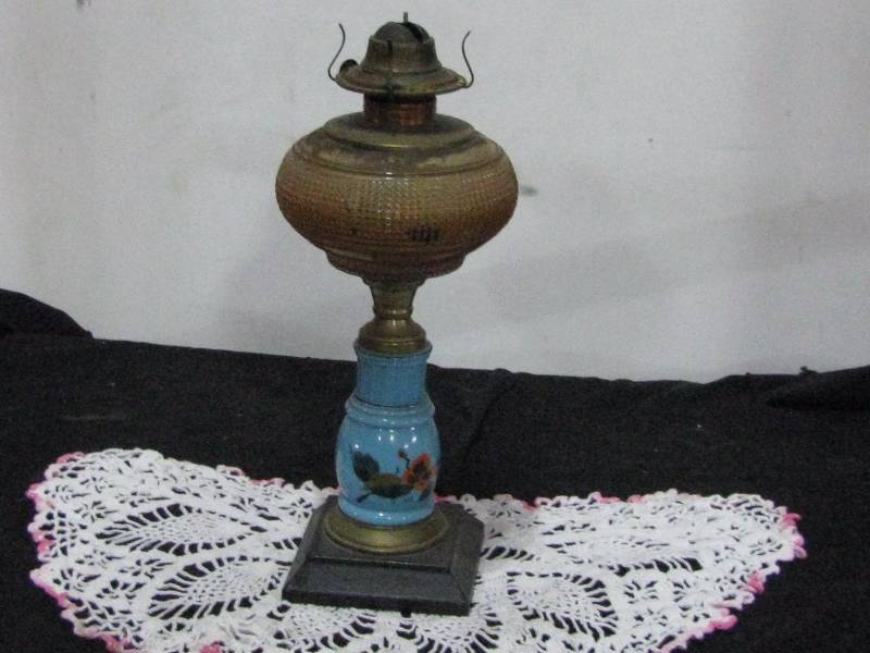 lot 70 image: Vintage oilkerosene lamps
