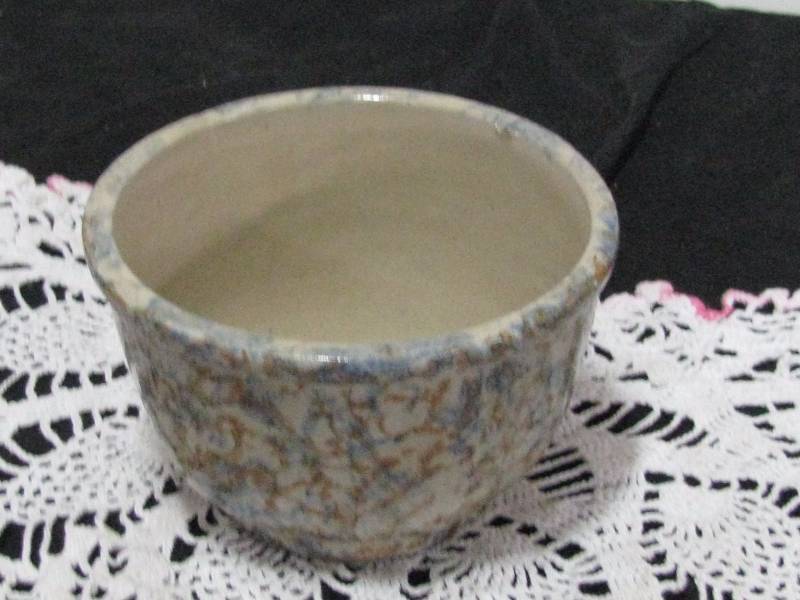 lot 73 image: Red Wing Sponge Ware Crock Panel bowl
