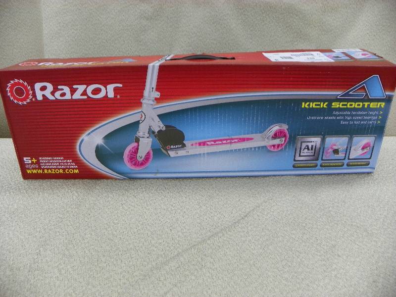 Razor Kick Scooter, pink. MSRP $39.99