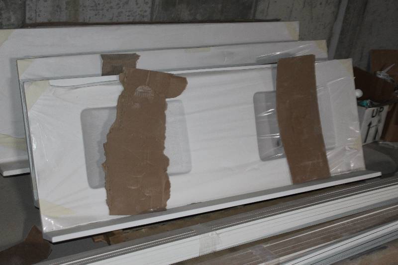 lot 50 image: Double Sink w Counter
