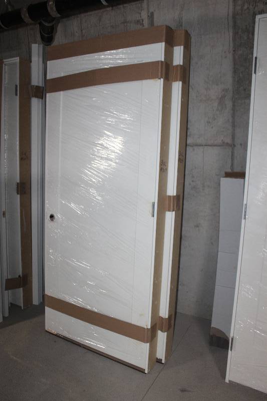 lot 1 image: Interior Door w Frame