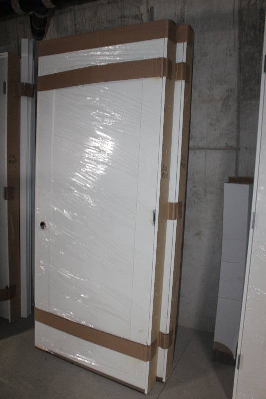 lot 2 image: Interior Door w Frame