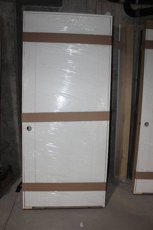 lot 3 image: Interior Door w Frame