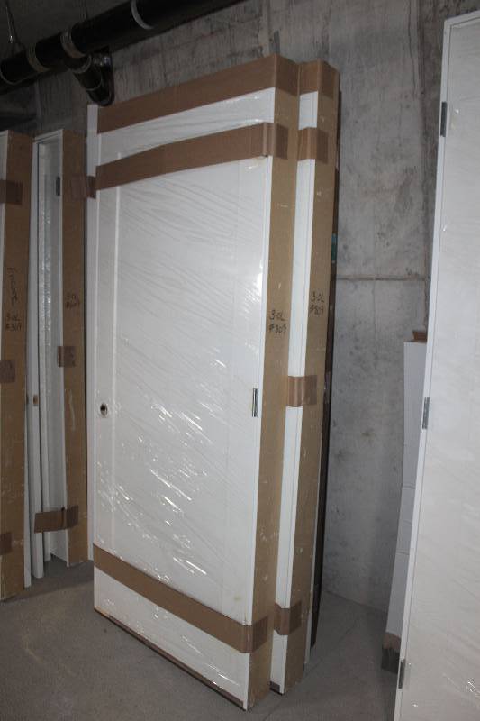 lot 4 image: Interior Door w Frame