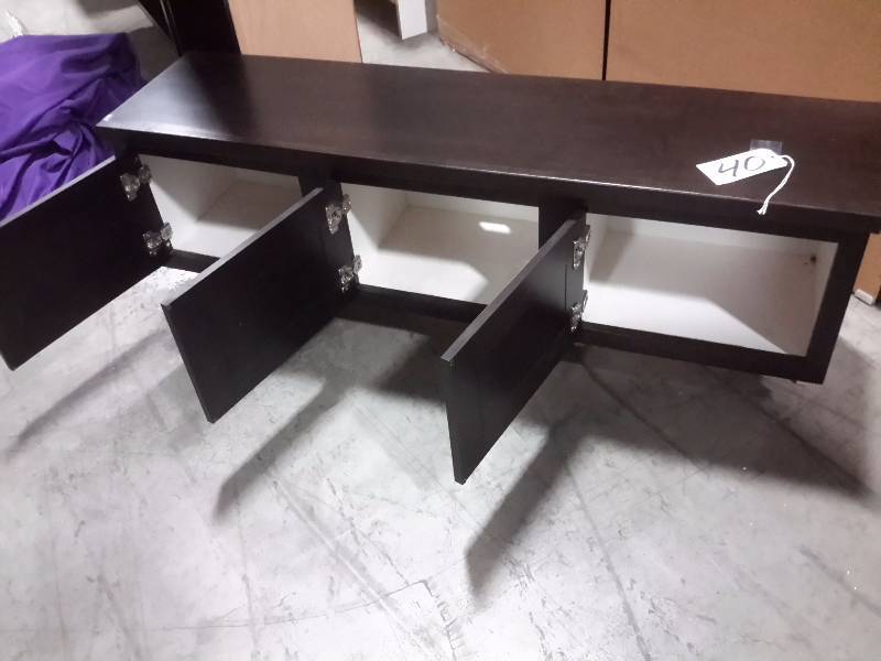 1 lower cabinet unit.. Like a bench with 3 sections.