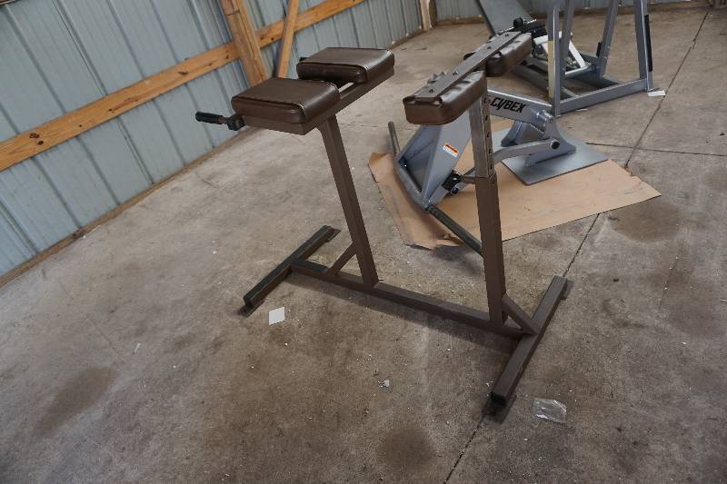 lot 7 image: Glutes and Hamstring Raise Exercise Machine