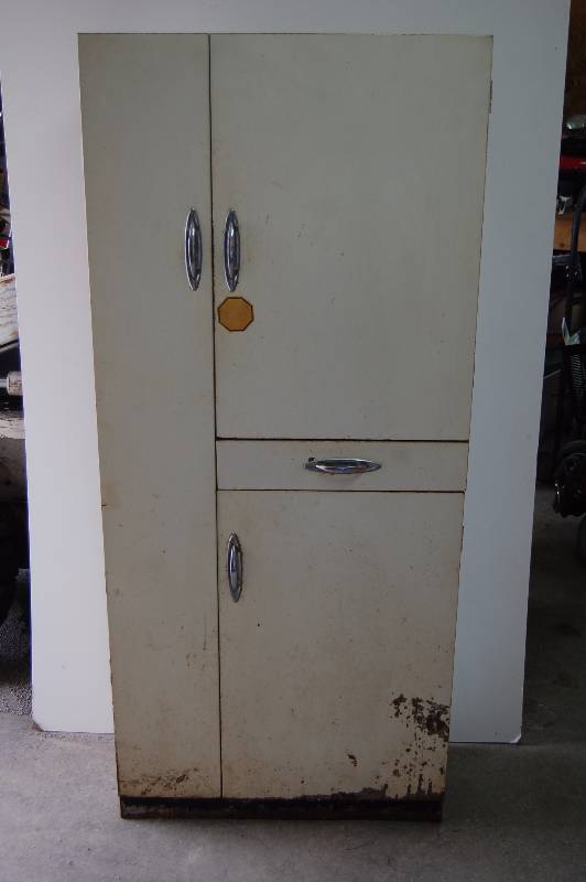 lot 5 image: Steel Cabinet
