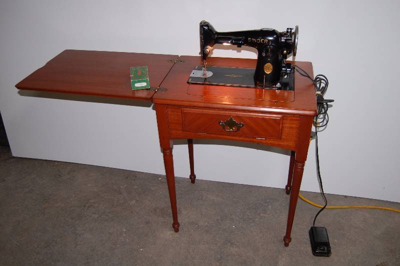 lot 8 image: Vintage Singer Sewing Machine