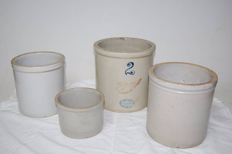 lot 16 image: Crocks