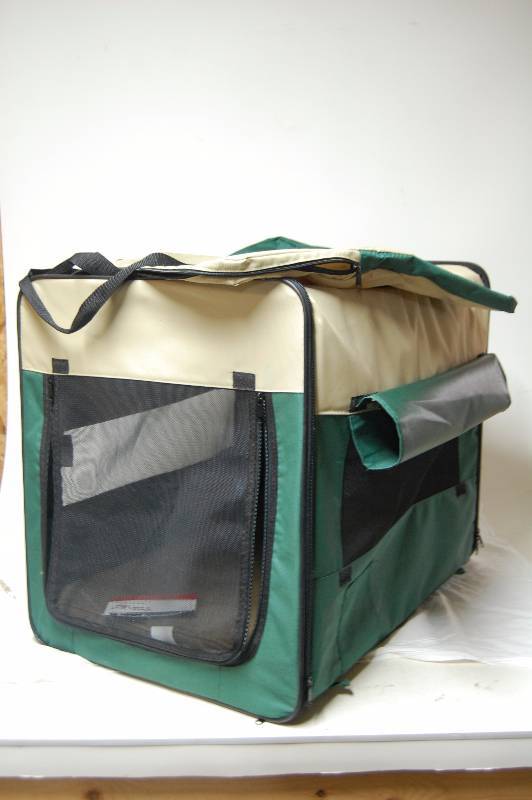 lot 22 image: Soft Sided Pet Carrier