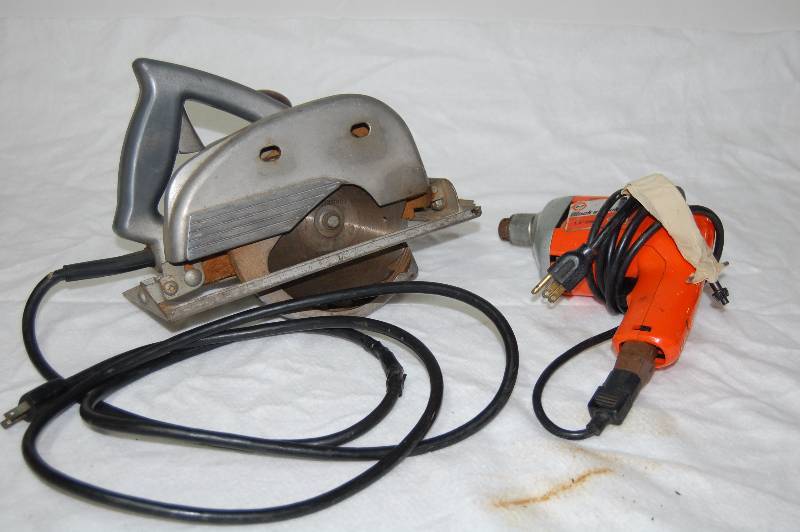 lot 31 image: Circular Saw and Power Drill
