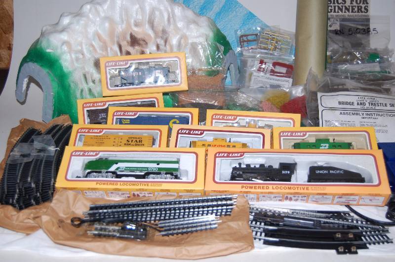 lot 90 image: Model Train Set