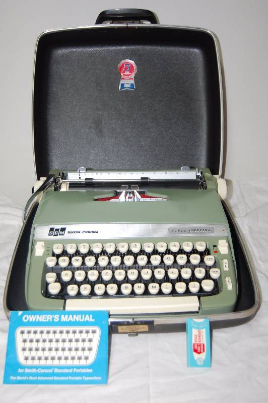 lot 93 image: Vintage Portable Typewriter