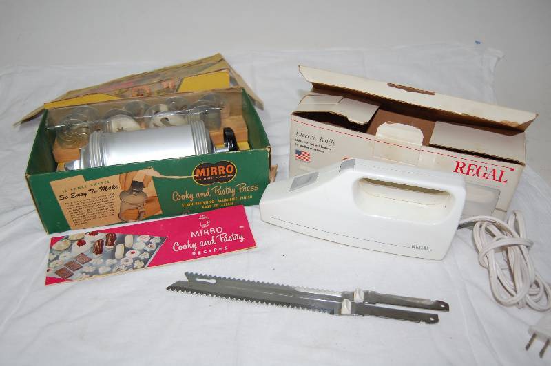lot 104 image: Cooky & Pastry Press and Electric Knife