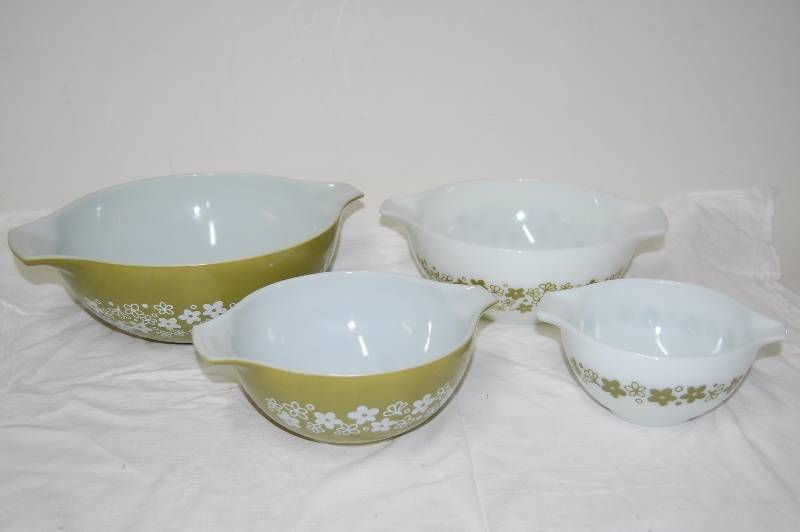 lot 135 image: Vintage Mixing Bowls