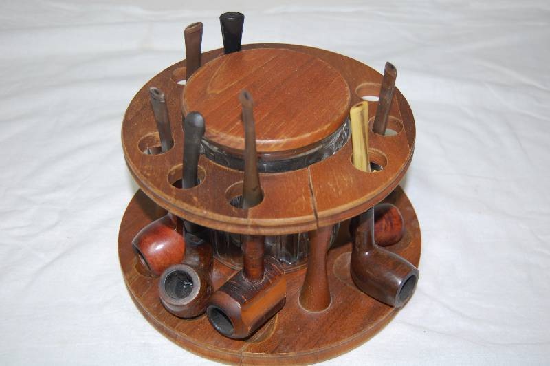lot 149 image: Pipe Stand with Assorted Pipes