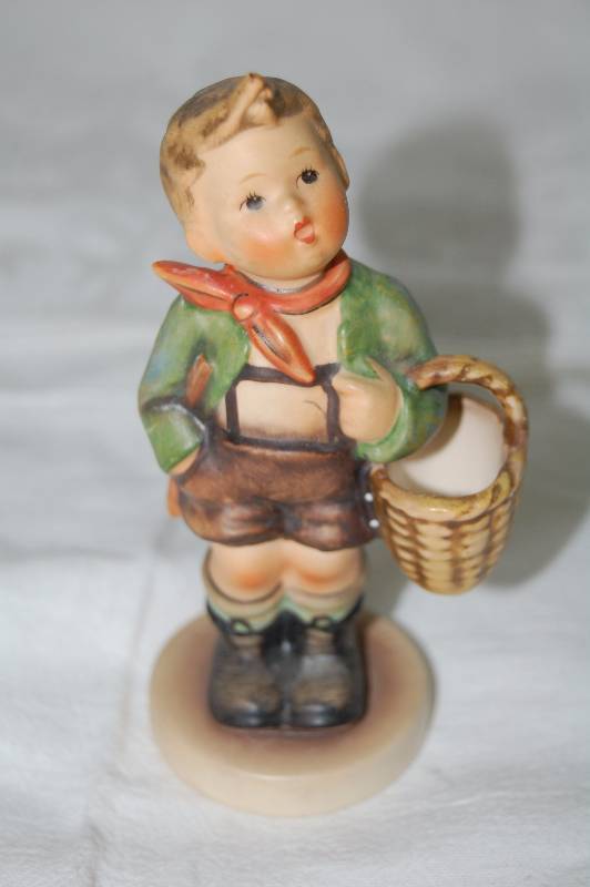 lot 152 image: Hummel Figurine