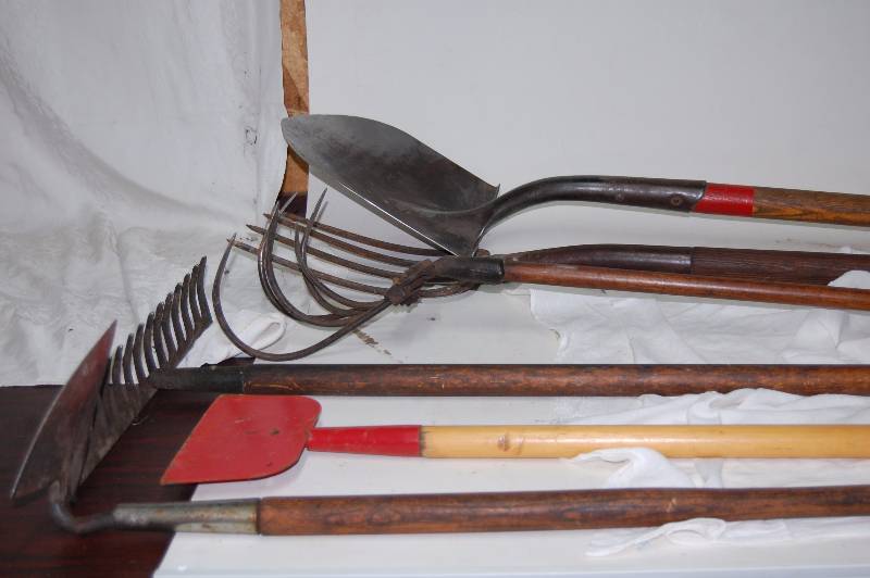 lot 292 image: Gardening Hand Tools