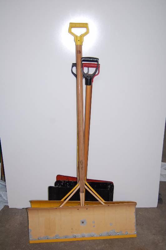lot 293 image: Snow Shovels