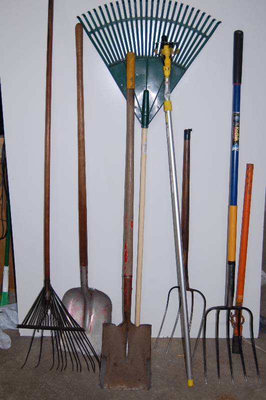lot 298 image: Assorted Yard Tools