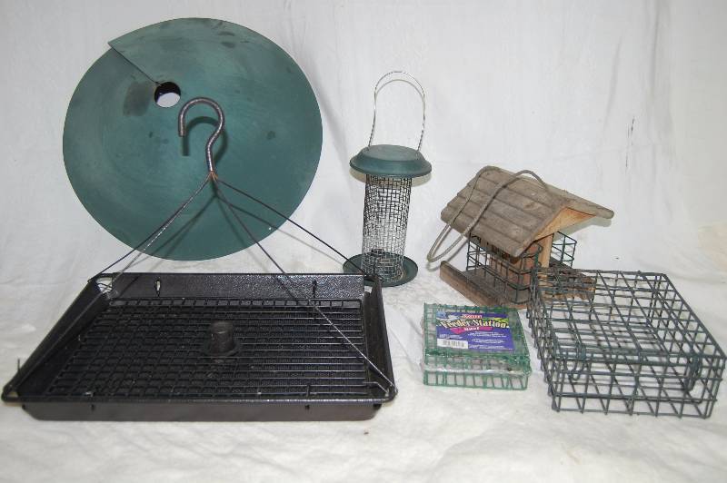 lot 310 image: Bird Feeders
