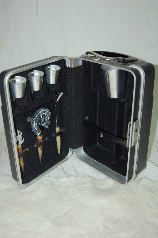 lot 333 image: Hard Case Bartender Kit