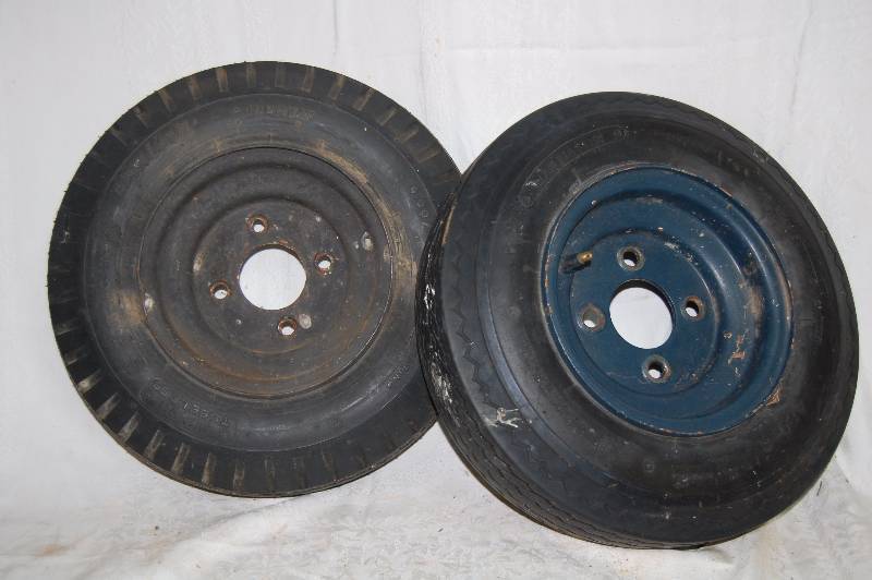 lot 402 image: Trailer Tires with Rims
