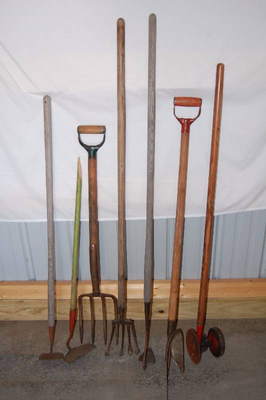 lot 412 image: Yard Tools