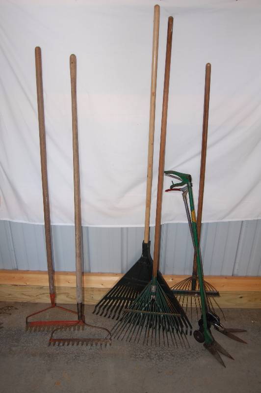 lot 413 image: Yard Tools