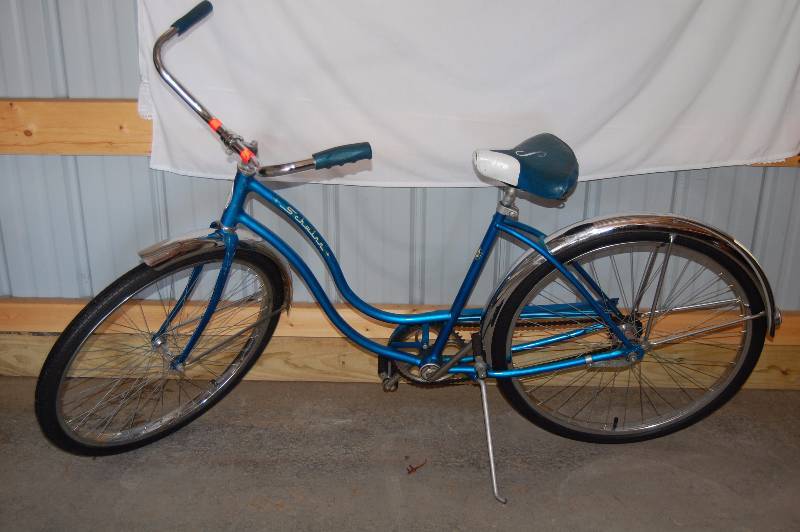 lot 420 image: Schwinn Ladies Bike