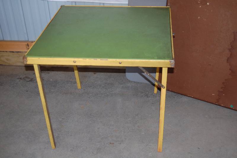 lot 424 image: Folding Tables