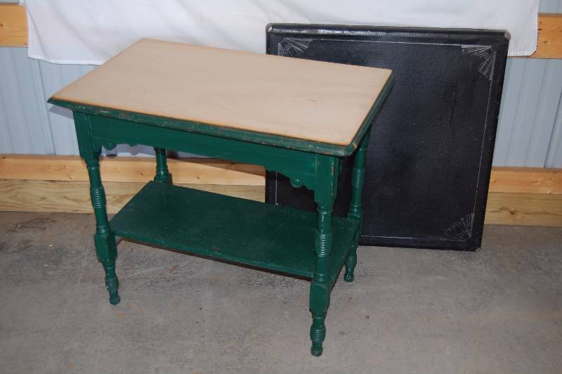 lot 432 image: Decorative Table