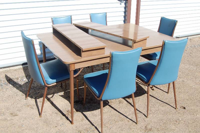 lot 433 image: Table and Chairs