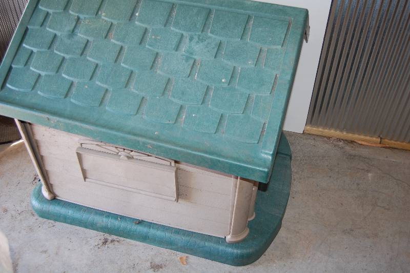 lot 439 image: Large Dog House