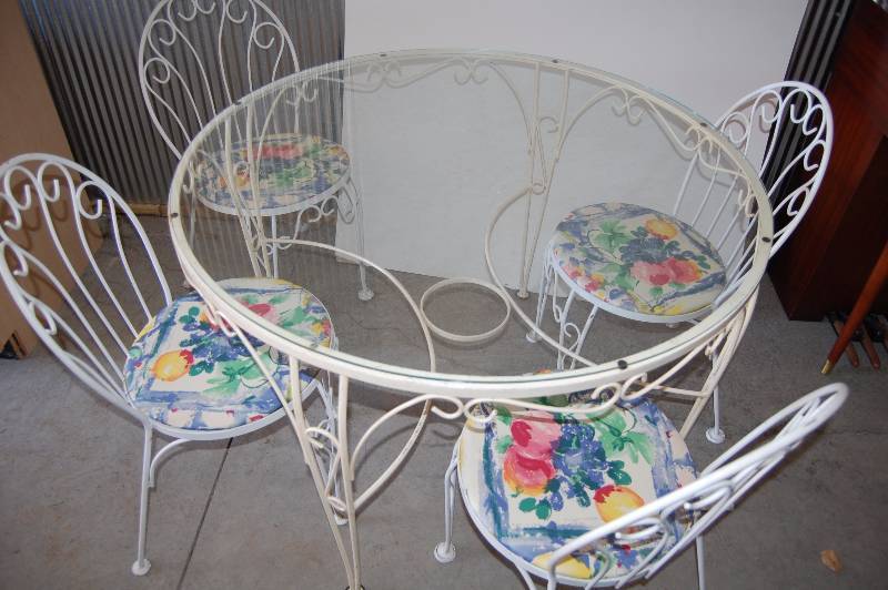 lot 442 image: Outdoor Table and Chairs