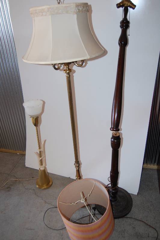 lot 443 image: Lamps