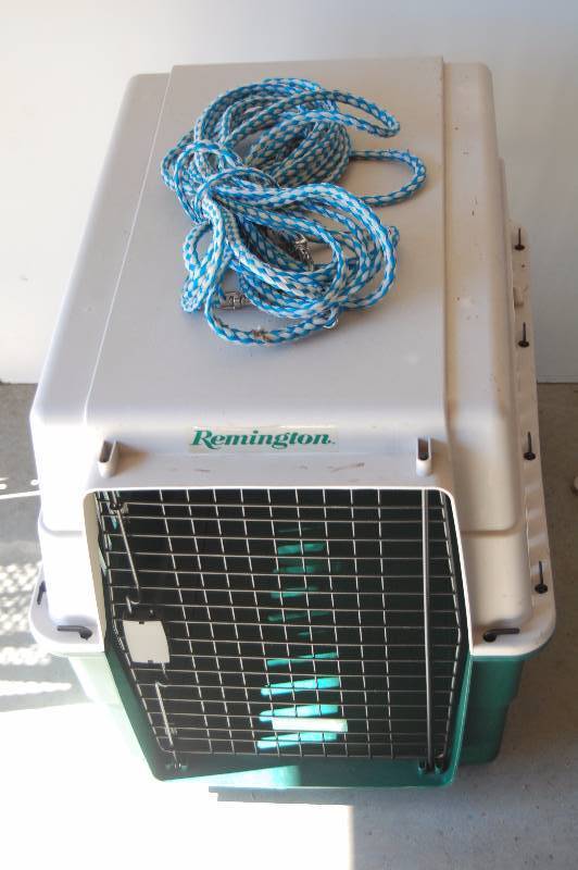 lot 455 image: Dog Kennel with Leash